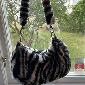 Väska  - Skit cool väska från Urban outfitters⭐️du får också plats med mycket i den