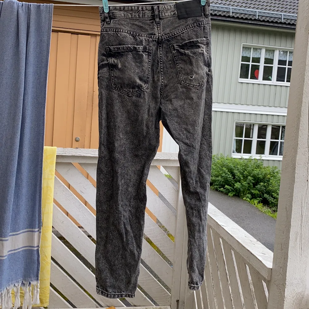 Dom här jeansen är för små för mig och dom är använda typ 6 gånger och är helt ny tvättade och köpte dom cirka 1,5 år sen . Jeans & Byxor.
