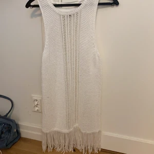 Stickad Strandklänning!  - En vit stickad strandklänning som tyvärr aldrig kom till användning:))