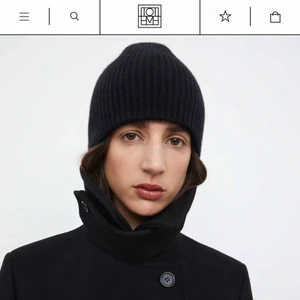 Kashmir-mössa från Toteme - Svart ribbad mössa från Toteme i Kashmir! Aldrig använd, prislapp kvar! Nypris: 850 kr