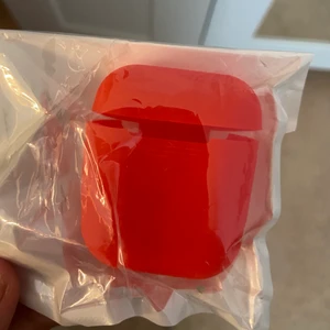 AirPods skydd - Ett air pods skydd 15kr+frakt. Alla 40kr+frakt. Helt oanvända, dom har aldrig öppnats. Tryck inte på köp, betala vida swich.   Du står för frakten. 