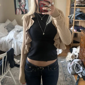 Kort kofta - Beige kort stickad kofta!! Så himla fin, storlek xs🖤