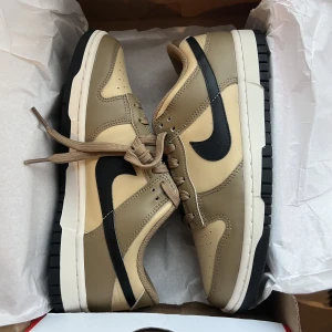 Helt nya nike dunk low dark driftwood - Helt nya nike dunk low i färgen dark driftwood i storlek 39.  Kan tänka mig att byta också :)