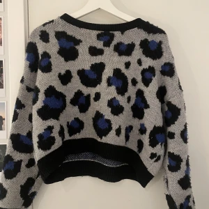 stickad tröja  - säljer denna stickade tröja från PRIMARK i storlek 32/34, passar mig som bär xs/s, lite kortare i modellen!  säljer med tanke på att den inte kommer till användning 😊
