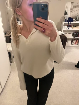 Tröja med krage  - Jätte jätte mysig och mjuk tröja från zara med krage😊 den är vanilj vit/benvit och i bra skick 😗storlek M men är ganska liten i storleken så skulle säga M/S. Kan posta eller mötas upp i Uppsala 🙌😇