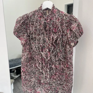 Blus - Säljer nu denna såå söta toppen som är helt perfekt till sommaren💓💓köptes för 499, nyskick och aldrig använd!! Pris kan diskuteras 