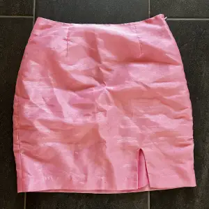 Skitsnygg rosa kjol med slits från Hanna Schönbergs kollektion! Endast använd en gång, har växt ur den tyvärr, perfekt till sommaren😍🌸ingen stretch i midjan dock, passar er med lite mindre höfter🫶