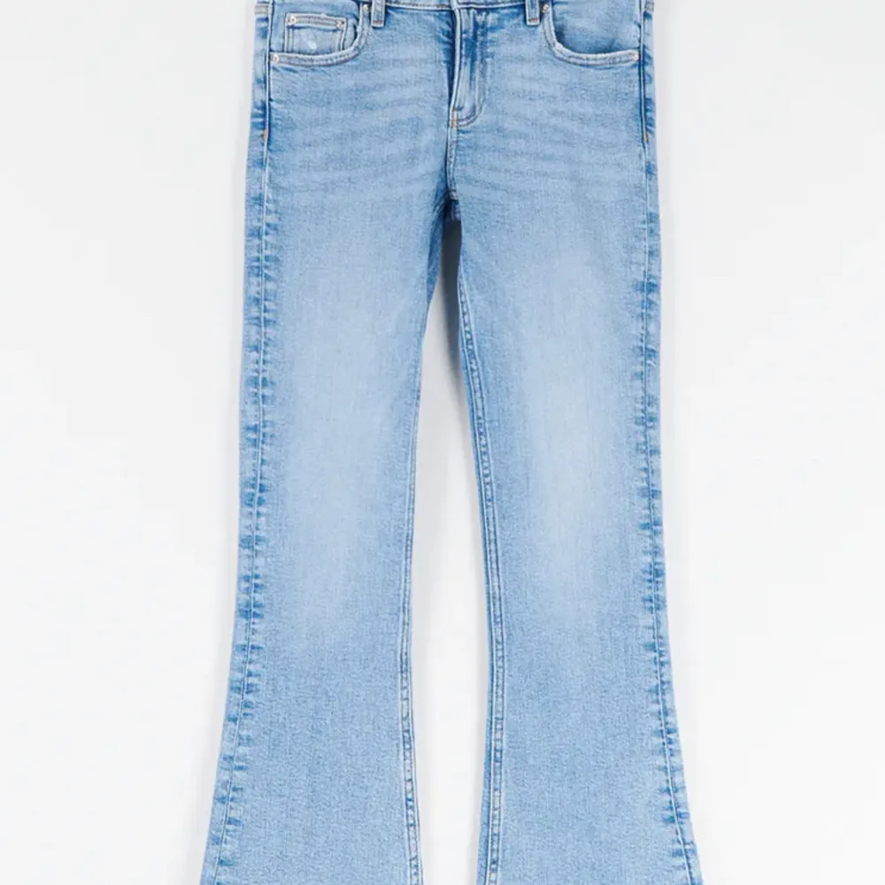 Säljer mina low waist bootcut jeans för jag inte använder dom längre, dom är använda men nyskick. Dom är i storlek 152 och passar mej som brukar han xs❣️Kom privat om ni har frågor eller vill ha fler bilder. Pris kan diskuteras!. Jeans & Byxor.