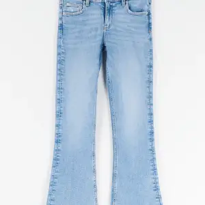 Säljer mina low waist bootcut jeans för jag inte använder dom längre, dom är använda men nyskick. Dom är i storlek 152 och passar mej som brukar han xs❣️Kom privat om ni har frågor eller vill ha fler bilder. Pris kan diskuteras!