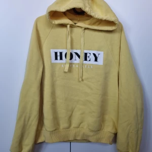 Hoodie. Strl. S - Fint skick men med små prickar från hårfärg  