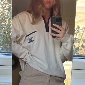 Overiszed sweatshirt  - Väldigt ocersized långspels tröja/sweatshirt köpt på second hand. Väldigt tunt material så passar perfekt till sommaren! Står storlek 5 i den men skulle säga den är minst en XXL. Bara att höra av sig om man vill ha fler bilder ❤️