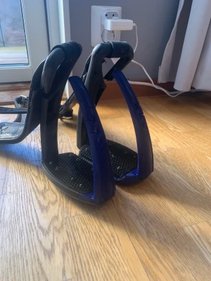 Freejumps pro - Marinblåa freejumps pro i fint tillstånd 