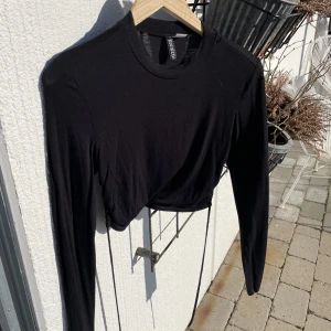 Topp - Svart enkel topp med öppen rygg från H&M💕💕 använd ett fåtal gånger, 120kr inklusive frakt:)