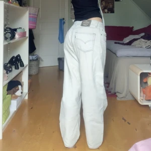 Levi’s manchesterbyxor - Så najs levi’s manchesterbyxor, midjemått: 39cm innerbenslängd: 69cm