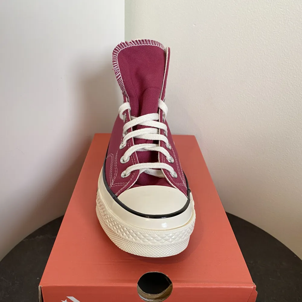 Helt nya converse i en rosa-röd färg! Skorna är i storlek 41,5 men är väldigt stora i storleken.. Skor.