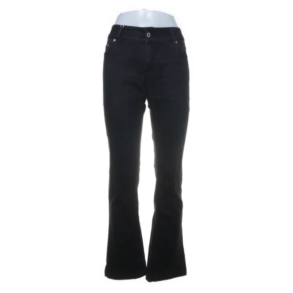 Fick hem byxorna igår från Sellpy och säljer då de inte passade! Köptes  för 150 kr🫶🏻. Jeans & Byxor.