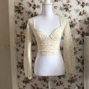 Topp - En krämvit topp från Amisu i strlk xxs 💐📨