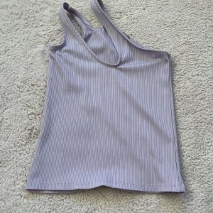 Tröja  - Tröja är i ett väldigt bra skick ändvänd ca 2 gånger 