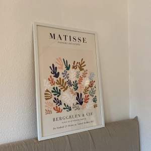 Matisse poster köpt från Etsy! Priset är exkl. ram. Tror det blir för tungt att frakta med. Mer hör av dig om du vill köpa med ram så kan vi lösa något!