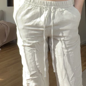 Linnebyxor från h&m - Säljer två par linnebyxor från h&m. 🤍 ett par 36, andra 34. Högst bud vinner och väljer storlek! , näst högst får om de vill köpa de andra par byxorna!  Köpare står för frakt! 