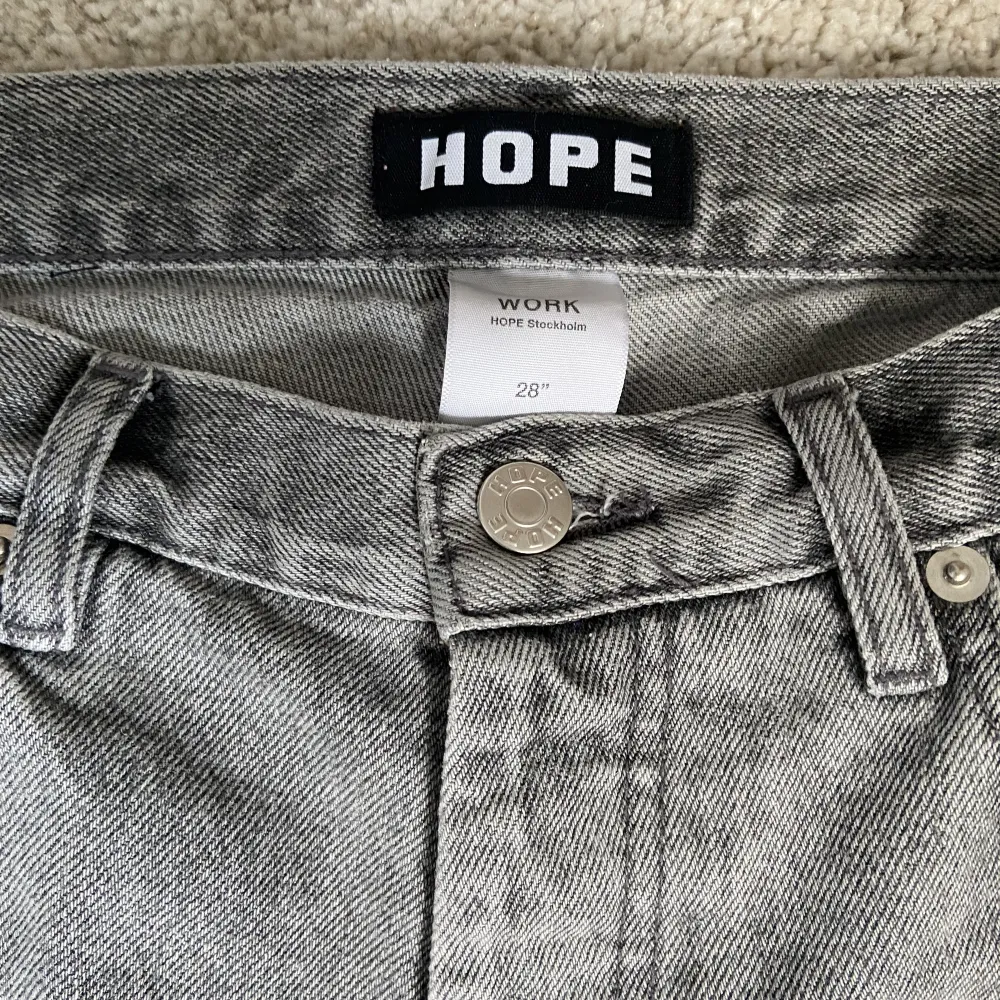 säljer mina hope jeans som är eftertraktade som ja har andvänt få gånger size midja 28 längd 32 skick 9/10 inga hål bara en osynlig fläck som inte syns ny pris 1800kr fråga om bilder eller mer info . Jeans & Byxor.