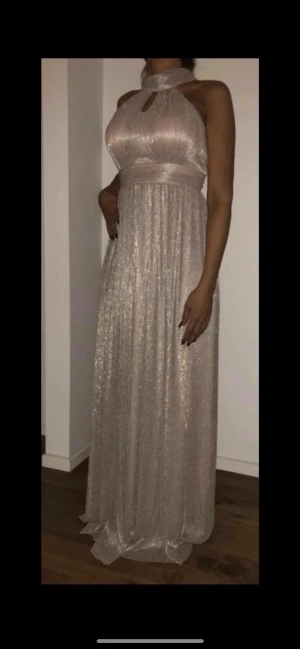 Klänning  - Festklänning till salu stl 36 Finns i Södertälje 