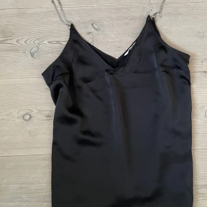 Fin topp - Fint linne med glittriga axelband från HM, storlek S och aldrig använt så är i nyskick⭐️