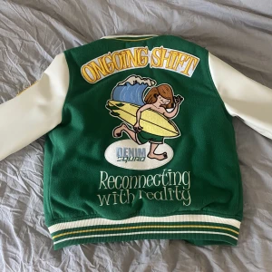 Jacka från Zara - Nästintill osnvänd college jacka.