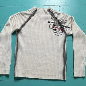 Ribbstickad tröja - En fet vit ribbad tröja, stickad och skön, oversized passform, snyggt tryck, dragkedja i kragen, knappt använd