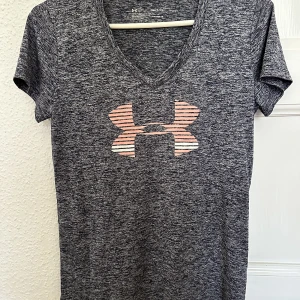 Under Armour träningströja - Bra skick! Nästa aldrig använd