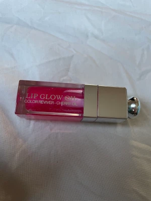 Dior lip oil - Säljer min äkta dior lip oil som är använd fåtal gånger. Färgen är 001, ordinarie pris är 400-500kr, kontakta för fler bilder. 