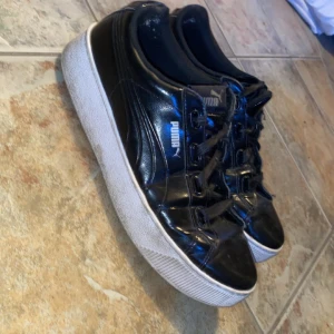 Puma skor  - Väldigt bra skick lite smutsiga ner till men de kan jag tvätta bort använda ca 20 gånger kanske 