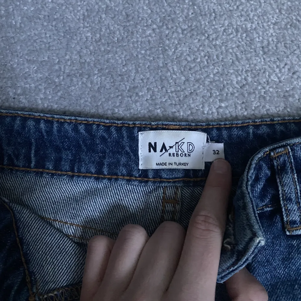 Ett par straight jeans från NA-KD, säljer för att de är för små för mig som är drygt 1,70. Köpare står för frakt och slarv i posten🤍. Jeans & Byxor.