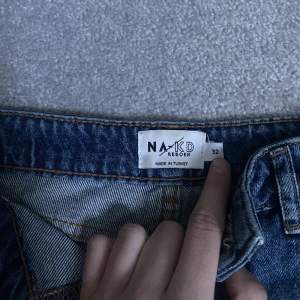 Ett par straight jeans från NA-KD, säljer för att de är för små för mig som är drygt 1,70. Köpare står för frakt och slarv i posten🤍