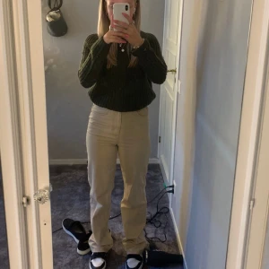 Jeans - Beiga jeans i storlek 36 från bikbok, knappt använda.