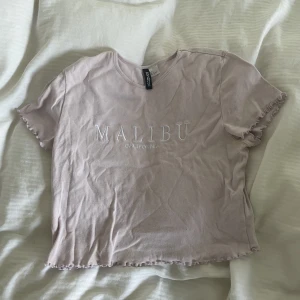 Tshirt  - Gullig kort Tshirt i bra skick 