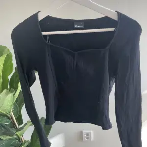 Ribbad svart långärmad tröja från Gina Tricot i storlek XL, men fungerar lika mycket som en M😊