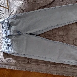 Ljusblåa jeans - Hej!  Jag säljer den här ljusblåa jeansen för 70kr+frakt  Om ni är intresserade, om ni har frågor så kan ni höra av er till mig❤️ Ha en fortsatt bra dag