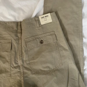 Nya byxor  - Nya beiga byxor i W 33🥰passar ish M