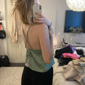 Linne - Grönt satinlinne från gina med öppen rygg! Aldrig använt, lappen kvar! 💕