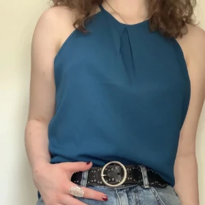 blå blus🌟 - Säljer min fina blåa blus då den inte kommer till användning. Den sitter jättefint och passar till typ allt, den är classy men har ändå en detalj vid axelbanden som syns på bild 2 vilket gör att den ser ännu finare ut. Den är i bra skick, DM för frågor!