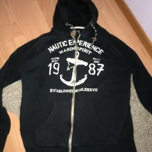 Kofta - I ett gott skick. Bra för sena kvällar under sommaren. Varm och skön. Storlek: L. Står ej för frakt. 