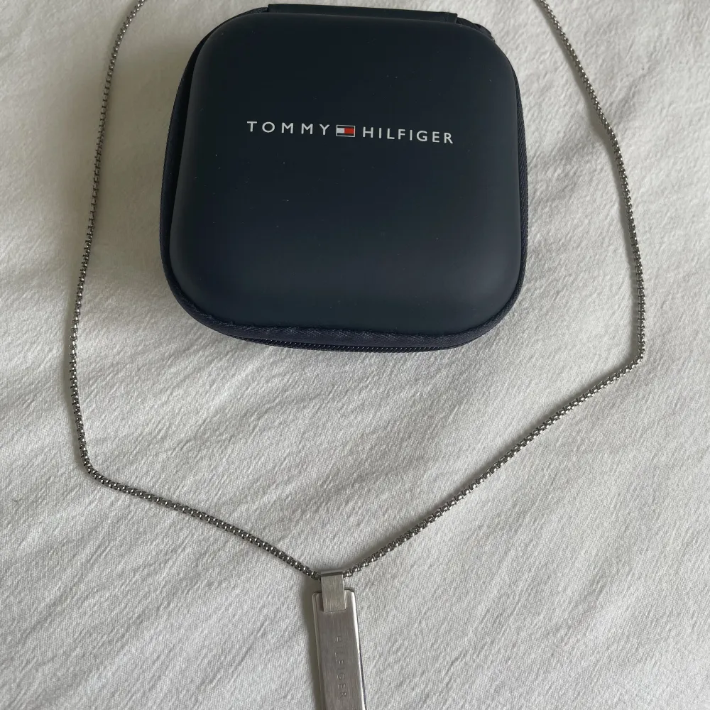 Hej, säljer mitt Tommy Hilfiger halsband då det aldrig använts. Det är helt oanvänt och i toppskick. Nypris ligger på 839kr, jag säljer den för 300kr. Halsbandet är gjort av ädelstål så funkar att duscha/bada med, har samma färg som silver. Storleken 60cm. Accessoarer.