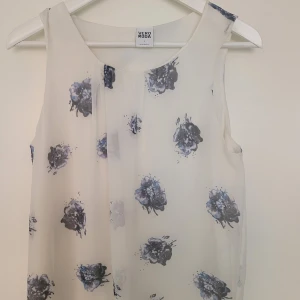 Topp - Fin topp från Vero Moda. Knappt blivit använd och passar inte mig längre, är i fint skick! 🌸