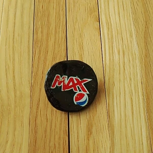 Handgjorda pins gjorda av mig - 1:a bild: säljer denna pin för 15kr. 2:a bild: några pins som jag har gjort som exemplar(ej till salu)3:e bild: jag kan sälja handgjorda pins till dig. De kostar mellan 10 till 30kr (beroende hur länge det tog mig). Jag använder de bottle caps.
