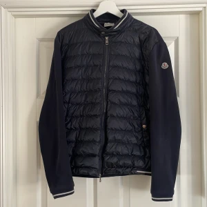 Moncler cardigan  - Nyskick moncler cardigan  Äkthets bevis finns som digitalt kvitto👍🏻