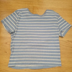 Blåvit Tshirt - Blåvit tisha från Lager 157 i strl M, oanvänd 