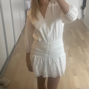 Studentklänning/vit klänning - Klänning från Reserved, perfekt till studenten💕