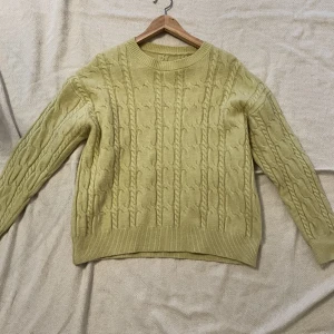 Grön stickat tröja  - En ljus grön stickad tröja i bra skick endast använt fåtal gånger, passar perfekt till våren/ kyligare sommar 