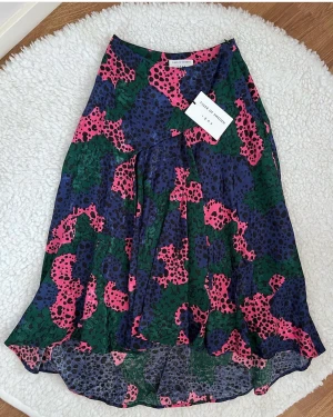 Kjol/ - VIOLOT P  Superfin kjol från Tiger Of Sweden som är helt ny.  Material: 66% Viskos, 34% Bomull